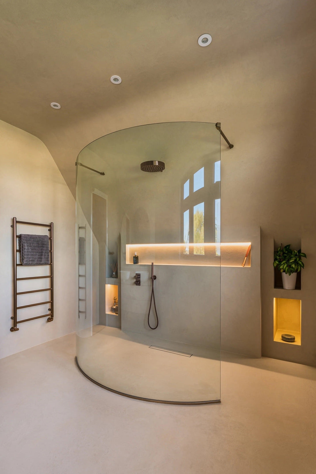 Curved microcement wet room with an open shower