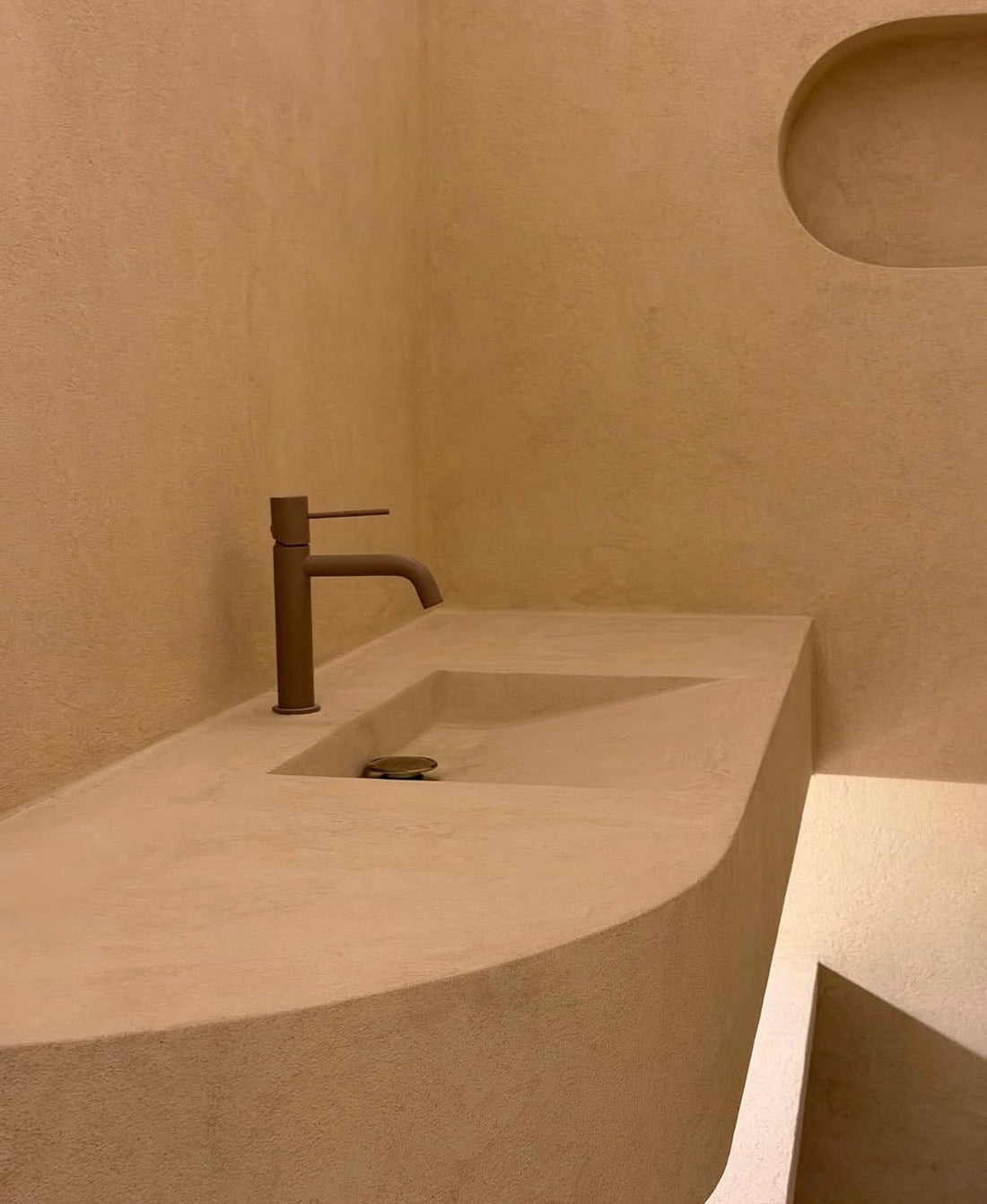 Microcement vanity top with an integrated basin